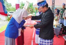 Porsadin V, Bupati Butur Beri Penghargaan Pada Siswi Berprestasi di Hari Diknas