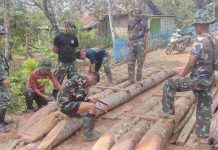 Personel Satgas TMMD Reg Ke 117 Peduli Bantu Warga Perbaiki Jembatan Rusak