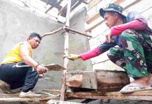 Satgas TMMD bersama Warga Gotong Royong Timbun Pondasi Masjid “Nurul Iman”