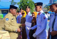 Momentum HUT RI ke-78, Kasek SMAN 1 Kulisusu Beri Penghargaan pada Siswa Berprestasi