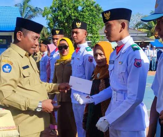 Momentum HUT RI ke-78, Kasek SMAN 1 Kulisusu Beri Penghargaan pada Siswa Berprestasi