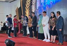 Anton Timbang Terima Penghargaan Sultra Awards 2023