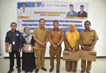 Pj. Bupati Buton Serahkan Bantuan Laptop dan Piagam Penghargaan