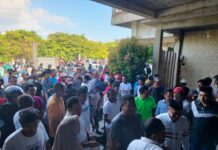 Dijemput Ribuan Warga, Afiruddin Mathara Beranjangsana di Masjid Keraton Kulisusu