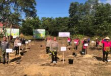 Polda Sultra bersama Pemda Konsel Tanam Pohon di Andoolo