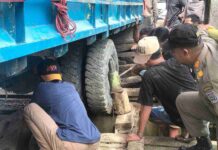 Bupati dan Wakil Bupati Butur Bantu Evakuasi Mobil Terperosok di Jembatan