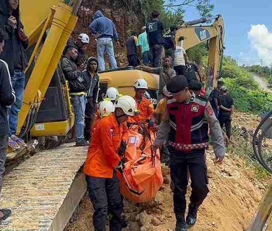Pekerja Tewas Terjepit Excavator Usai Tertimpa Batu di Baubau