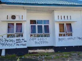 Pasca Aksi Massa, Kantor BKAD dan Dinas Pendidikan Butur Lumpuh: Dua Segel, Dua Polemik