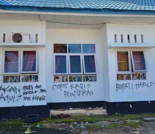 Pasca Aksi Massa, Kantor BKAD dan Dinas Pendidikan Butur Lumpuh: Dua Segel, Dua Polemik