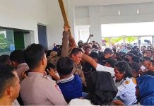 Amarah Perangkat Desa Meledak, APDESI Butur Kepung dan Segel Kantor BKAD