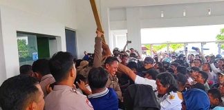 Amarah Perangkat Desa Meledak, APDESI Butur Kepung dan Segel Kantor BKAD