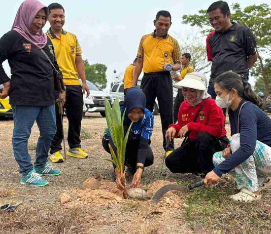 Polres Buton Utara Gelar Green Policing, Wakapolres Pimpin Aksi Bersih Lingkungan dan Penanaman Pohon
